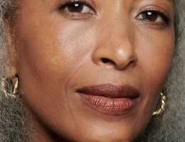 femme noire maquillée avec une peau mature